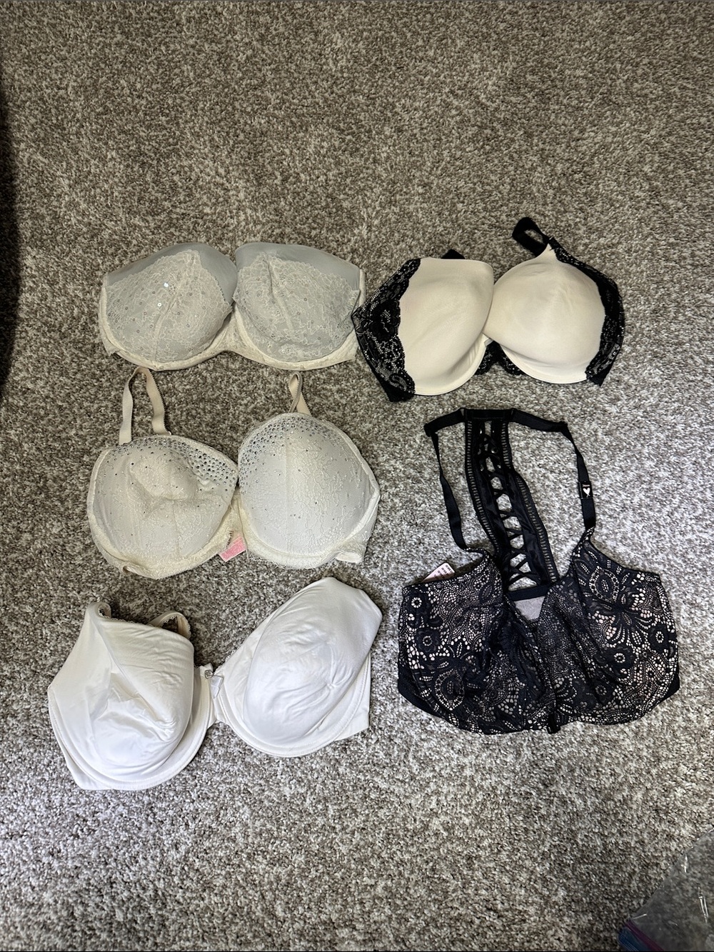 Victoria Secret 34DDD EUC Lot of 5 Bras in White and Black